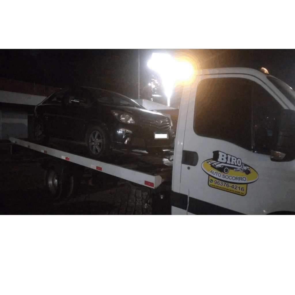 Guincho Franco da Rocha transportando carro acidentado durante a noite.