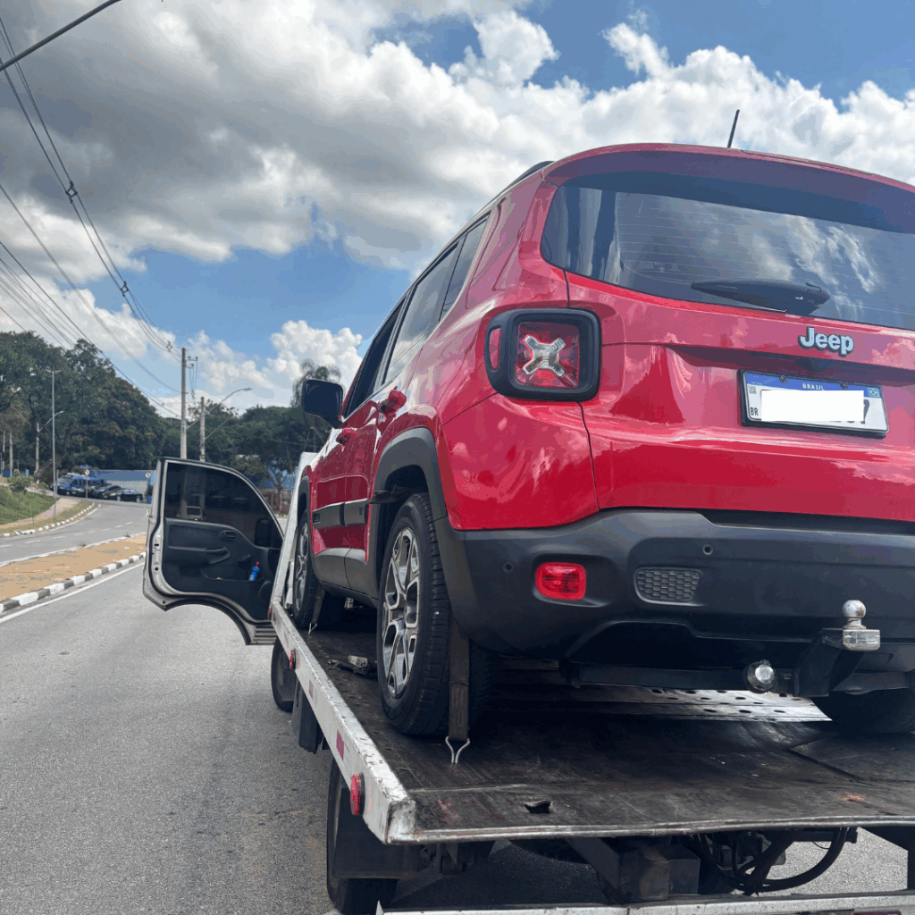 Guincho Franco da Rocha realizando transporte de veículo para oficina local.
